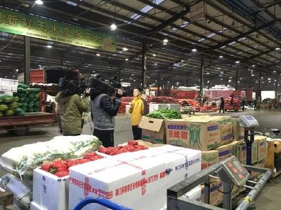 四川國際農產品交易中心 雨水天氣引發水果市場價格波動